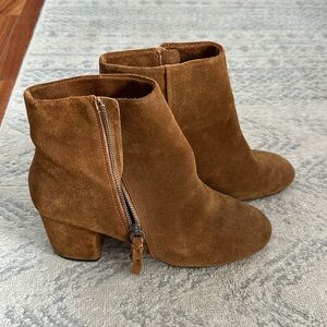 Chestnut suede splendid ankle boots!